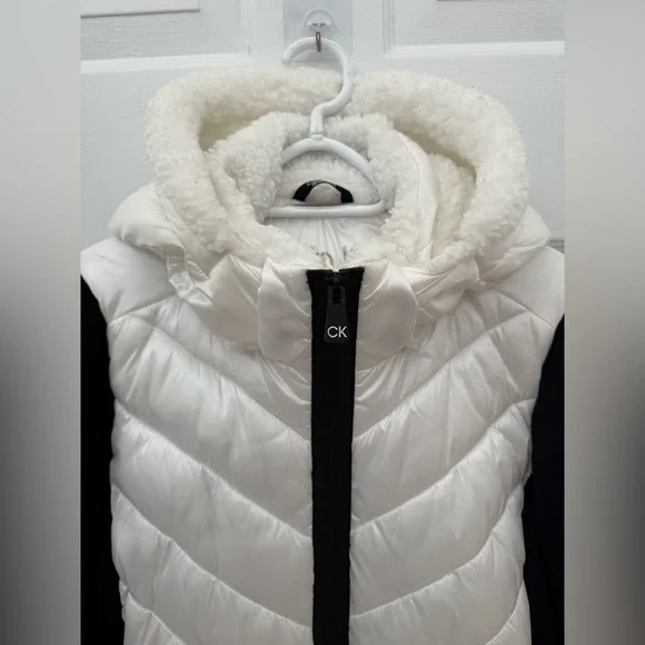 Calvin Klein Performance Women's Puffer Jacket in White and Black - Picture 3 of 11